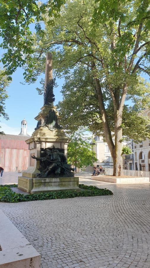 Chambres Poitiers Centre Ville - Salle de Bain, Réfrigérateur, TV et machine à café privatifs - Cuisine commune - Terrasse - Hôtel de ville à 200m Extérieur photo