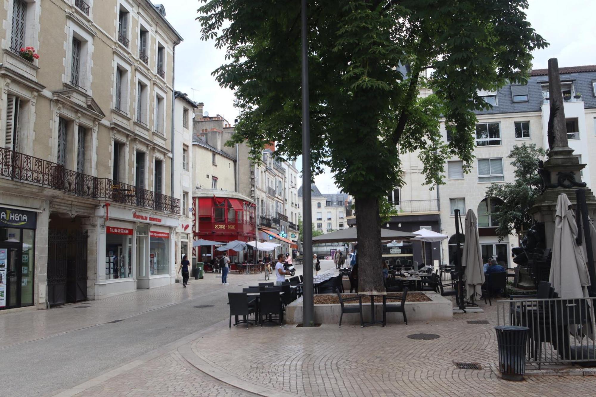 Chambres Poitiers Centre Ville - Salle de Bain, Réfrigérateur, TV et machine à café privatifs - Cuisine commune - Terrasse - Hôtel de ville à 200m Extérieur photo