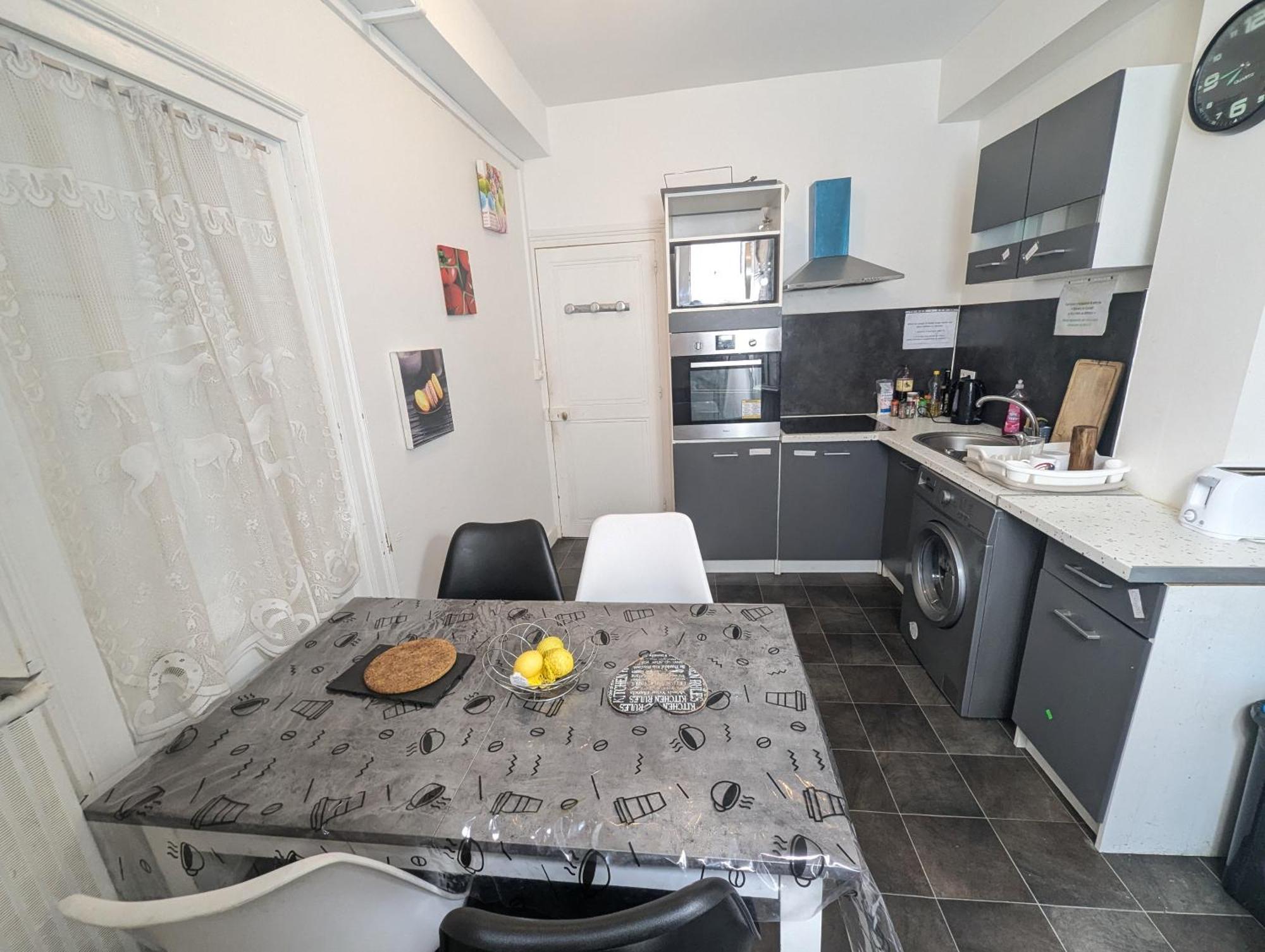 Chambres Poitiers Centre Ville - Salle de Bain, Réfrigérateur, TV et machine à café privatifs - Cuisine commune - Terrasse - Hôtel de ville à 200m Extérieur photo