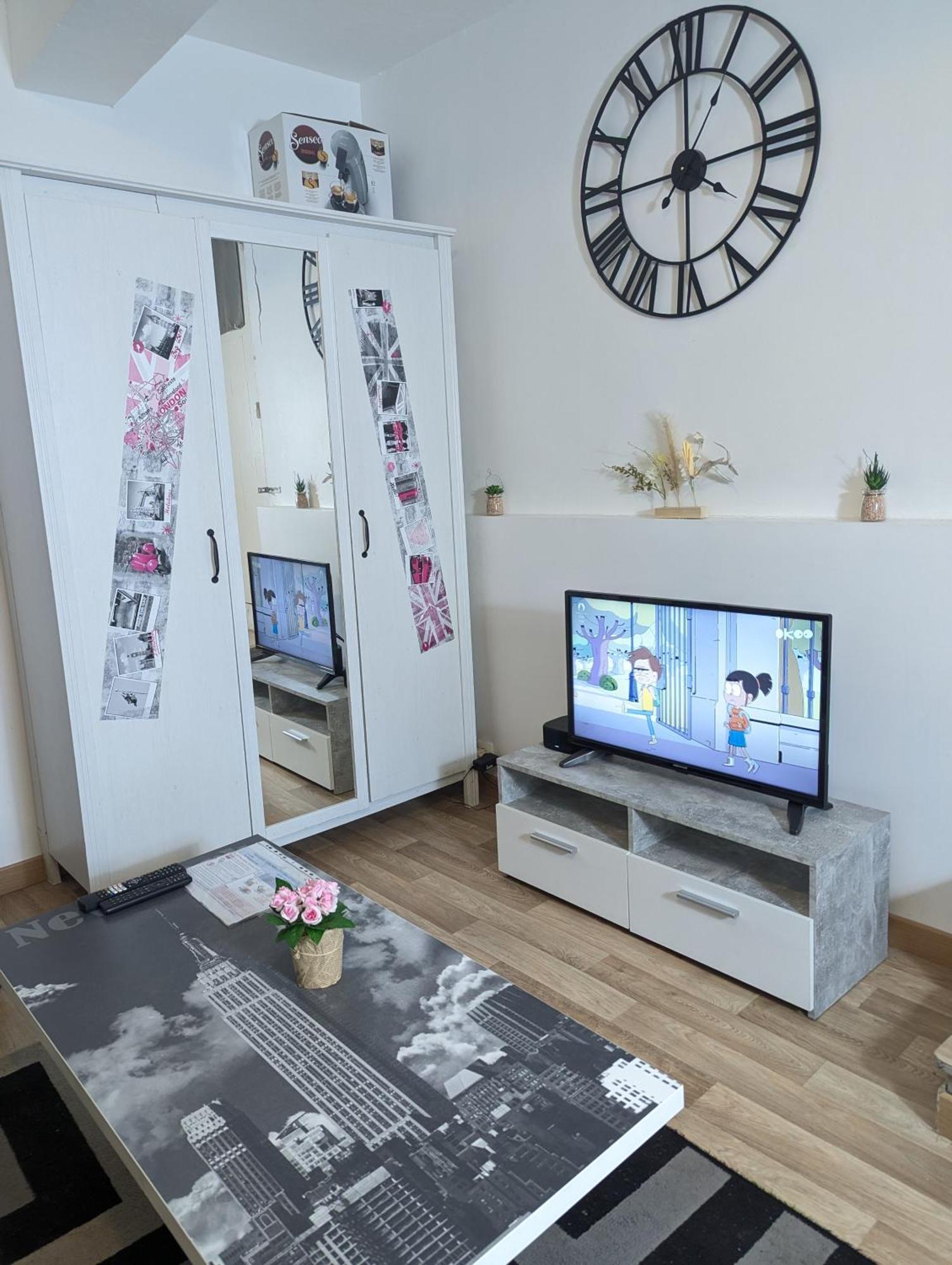 Chambres Poitiers Centre Ville - Salle de Bain, Réfrigérateur, TV et machine à café privatifs - Cuisine commune - Terrasse - Hôtel de ville à 200m Extérieur photo