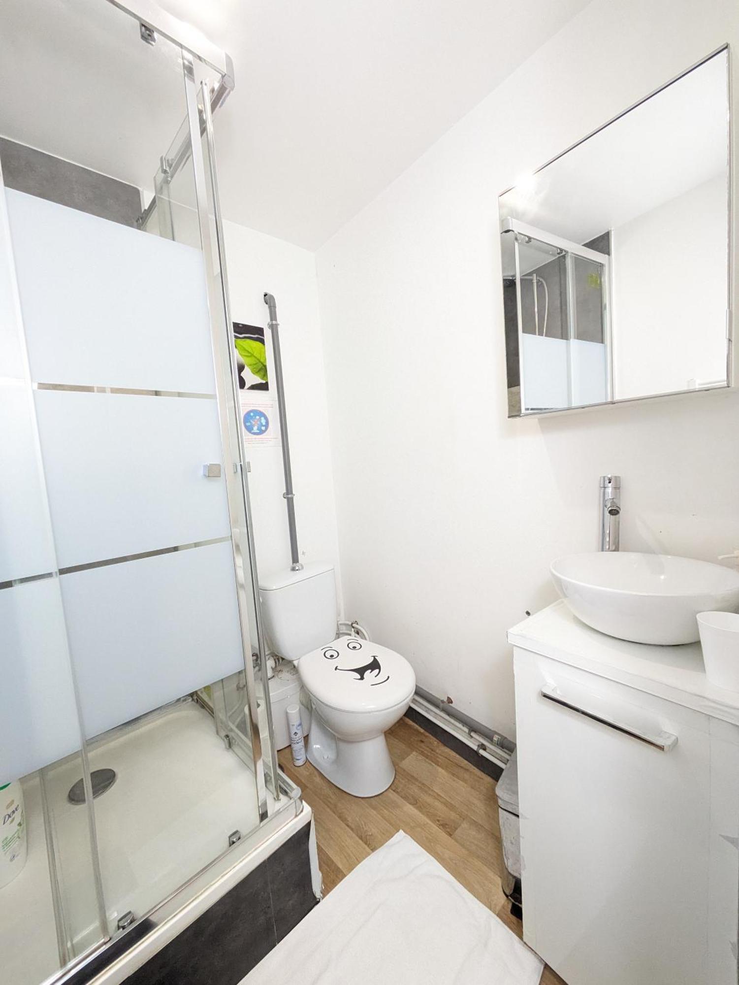 Chambres Poitiers Centre Ville - Salle de Bain, Réfrigérateur, TV et machine à café privatifs - Cuisine commune - Terrasse - Hôtel de ville à 200m Extérieur photo